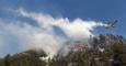 Medios aéreos siguen refrescando hoy el área del incendio forestal declarado ayer cercano a la localidad alicantina de Pego. EFE/NATXO FRANCÉS