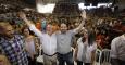 El líder de Podemos, Pablo Iglesias (c), saluda a su llegada al acto central de la campaña de su formación en Alicante, donde apoya al candidato a la Presidencia de la Comunidad Valenciana, Antonio Montiel. EFE/Manuel Lorenzo