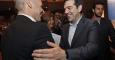 El primer ministro griego, Alexis Tsipras, saluda al ministro de Finanzas, Yanis Varoufakis. durante la asamblea anual de la patronal helena en Atenas. EFE/Orestis Panagiotou