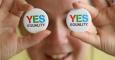 Angela McGlanaghey exhibe botones en apoyo a los matrimonios de parejas del mismo sexo./ EFE