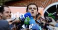 El presidente de Ciudadanos, Albert Rivera, atiende a los medios de comunicación durante el acto de cierre de campaña, que la organización celebra con una cena en un hotel madrileño. EFE/Alberto Martín.