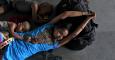 Una mujer descasnsa con sus hijos en una estación de tren en un caluroso día de la ola de calor que azota la India, en Allahabad. REUTERS/Jitendra Prakash