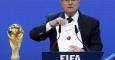 Blatter enseña el sobre con Rusia como sede del Mundial de 2018. /REUTERS