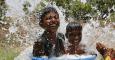 Dos niños indios combaten el fuerte calor. / Amit Dave (Reuters)