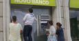 Dos operarios colocan el cartel de Novo Banco en una oficina de la entidad, en Lisboa. REUTERS
