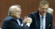 Jerome Valcke estrecha la mano a Joseph Blatter en el reciente Congreso de la FIFA. /REUTERS