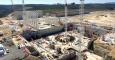 Imagen actual de las obras del ITER tomada por un drone desde 60 metros de altura. La estructura circular corresponde al reactor tokamak. Las columnas metálicas indican el edificio de montaje. Al fondo, el primer edificio terminado, destinado a la constru