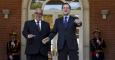 El presidente del Gobierno, Mariano Rajoy, en la entrada del Palacio de la Moncloa, donde ha recibido al primer ministro de Marruecos,  Abdelilah Benkirane. REUTERS/Sergio Perez
