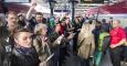 Un grupo de manifestantes protestan contra el TTIP en la Estación del Sur de Bruselas increpando a los eurodiputados que se subían al tren rumbo a Estrasburgo. /EFE