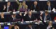 Varios europarlamentarios se muestran contrarios a Acuerdo de Inversión y Comercio Transatlántico (TTIP) y otros a favor durante una sesión plenaria del Parlamento Europeo en Estrasburgo (Francia)./ EFE/Patrick Seeger