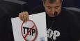 El europarlamentario Dario Tamburrano protesta contra el TTIP. / EFE