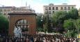 Cientos de manifestantes reunidos en la plaza del Dos de Mayo de Madrid, protestando por el cierre del Patio Maravillas / A.I