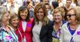 Susana Díaz, presidenta de la Junta de Andalucía, con Rosa Aguilar, Amparo Rubiales y otras mujeres tras el debate de investidura. JULIO MUÑOZ (EFE)