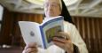 Una monja lee la nueva encíclica del Papa Francisco, llamada 'Laudato Si'./ REUTERS