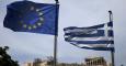 Banderas de grecia y de la UE con la Acrópolis de Atenas al fondo. REUTERS