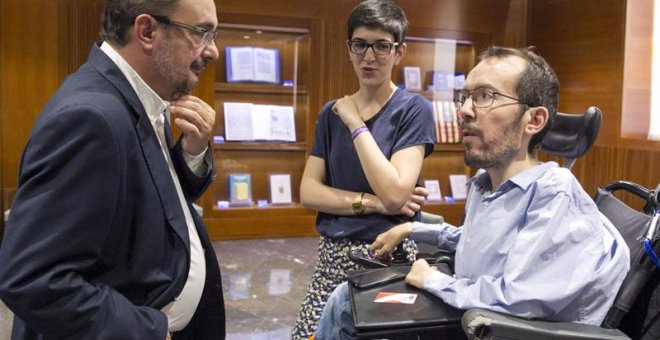 Los candidatos de PSOE y Podemos a la Presidencia de Aragón, Javier Lambán y Pablo Echenique, respectivamente, conversan tras la reunión que han mantenido para avanzar en las negociaciones de cara a la investidura del presidente de Aragón. EFE/Javier Cebo