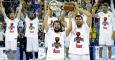 Llull y Felipe Reyes levantan el trofeo de campeón de Liga. EFE/Andreu Dalmau