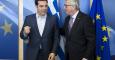 El primer ministro griego, Alexis Tsipras, ayer junto al presidente de la Comisión Europea, Jean-Claude Juncker. /REUTERS
