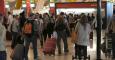 Viajeros en el aeropuerto Adolfo Suárez Madrid Barajas. EFE