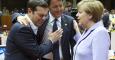 El primer ministro griego, Alexis Tsipras, bromea con su homólogo italiano Matteo Renzi, y la cancillera alemana Angela Merkel, antes del comienzo de la cumbre de Bruselas. REUTERS/Yves Herman