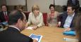 El primer ministro griego, Alexis Tsipras, junto a la canciller alemana, Angela Merkel, y el presidente francés, François Hollande, durante una reunión celebrada en la sede del Consejo Europeo en Bruselas. EFE