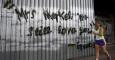 Una mujer corriendo por las calles de Atenas, pasa junto a una pintada que, en inglés, dice "Señora Merkel, todavía la queremos. Grecia". REUTERS/Alkis Konstantinidis