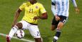 El delantero colombiano Jackson Martínez (i) controla el balón ante el defensa argentino Ezequiel Garay. /EFE