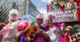 En Londres, los colores del arcoiris han tomado las calles y los famosos autobuses de dos pisos. REUTERS