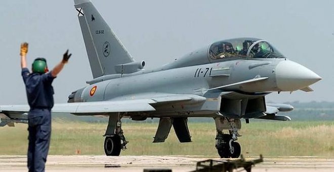 El último extra se aprobó el pasado mes de mayo y ascendió a 856 millones de euros con los que se hace frente al pago de, entre otros, el programa del 'caza' Eurofighter (399,7 millones de euros). EFE