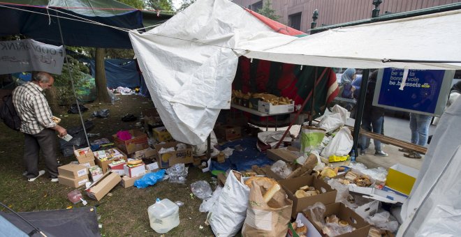 Un solicitante de asilo espera en un campamento improvisado fuera de la oficina extranjera en Bruselas./ REUTERS