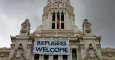 Detalle de una pancarta con la leyenda "Refugees Welcome" -"Refugiados, bienvenidos", colocada en la fachada del Palacio de Cibeles, sede del Ayuntamiento de Madrid. - EFE