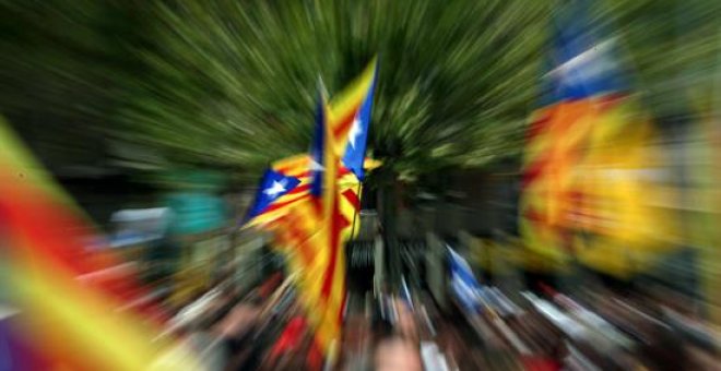 Banderas independentistas en la Meridiana de Barcelona donde esta tarde se está celebrando la manifestación con motivo de la Diada. EFE/Toni Albir