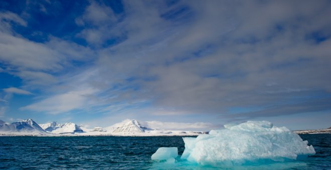Vista de icebergs en la costa noruega de Kongsfjord. MARTIN BUREAU (AFP)