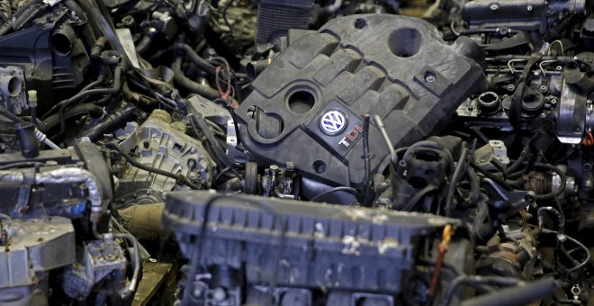 Motores Volkswagen diesel TDI amontonados en un desguace en  Bosnia-Herzegovina. REUTERS/Dado Ruvic