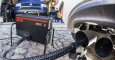 Un dispositivo mide los niveles de emisiones del motor diésel de un Volkswagen Golf 2.0 TDI en un taller de Fráncfort del Oder (Alemania). EFE/Patrick Pleul