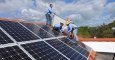 Una instalación de paneles solares sobre tejado. AFP