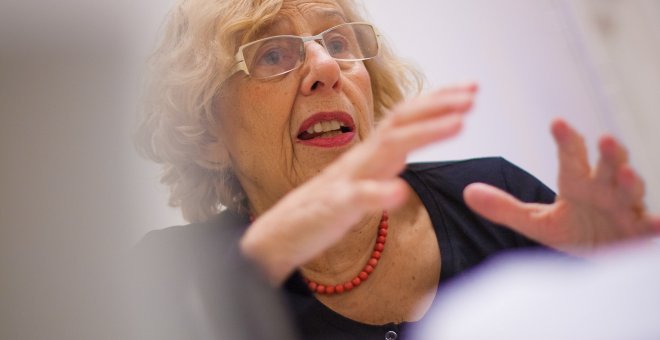 La alcaldesa de Madrid, Manuela Carmena, durante la entrevista de este jueves, 7 de octubre, en su despacho del Ayuntamiento de la capital. CHRISTIAN GONZÁLEZ