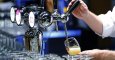 Un camarero sirve una cerveza de Stella-Artois, una de las marcas de  Anheuser-Busch InBev, que se fusionará con SABMiller. REUTERS/Yves Herman/Files