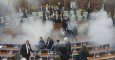 Miembros de la oposición lanzan gases lacrimógenos durante una sesión en el Parlamento de Kosovo. - EFE