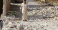 Un hombre camina hace unos días por Alepo tras los bombardeos de Rusia y Siria. REUTERS/Hosam Katan