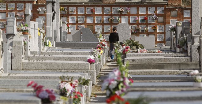 Decenas de tumbas del cementerio de La Almudena, en Madrid, lucen hoy adornadas con flores de cara a la celebración del Día de Difuntos que tiene lugar mañana, día 1 de noviembre. EFE/Víctor Lerena
