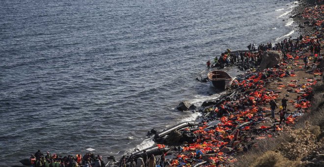 Chalecos salvavidas arrojados por los refugiados que han logrado cruzar en patera desde Turquía hasta la isla de Lesbos, en Grecia.- SANTI DONAIRE/ NERVIO FOTO
