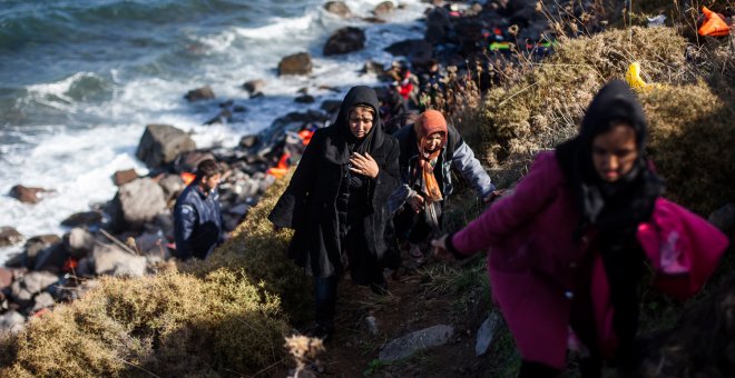 Un grupo de refugiados camina hasta el campamento de Kara Tepe, en la isla griega de Lesbos, tras llegar en balsa desde Turquía.- JAVI JULIO/ NERVIO FOTO