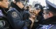 Policías ucranianos arrestan a una activista del movimiento Femen durante una protesta contra la homofobia delante del Parlamento en Kiev (Ucrania). EFE/Sergey Dolzhenko
