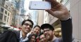 Un grupo de personas con un iPhone 6s tras su lanzamiento. EFE