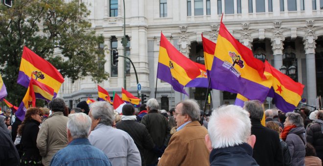 Varios manifestantes con banderas republicanas. / D. Narváez