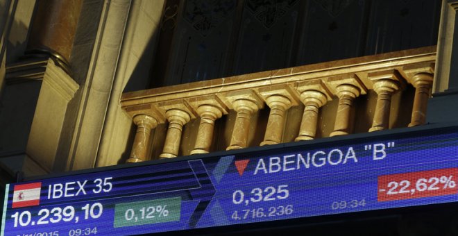 Monitor informativo en la bolsa de Madrid que muestra el principal indicador de la Bolsa española, el IBEX 35 ý la cotización de Abengoa. EFE/J.J. Guillén