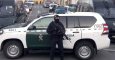 Un agente de la Guardia Civil, durante una operación antiyihadista en Melilla. / EFE