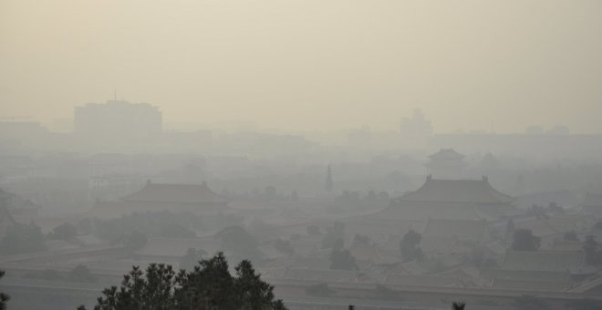 La ciudad perdida de Pekín (China), oculta tras una espesa niebla de contaminación en una imagen tomada a plena luz del día. REUTERS