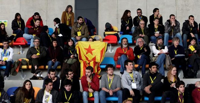 Asistentes a la Asamblea Nacional abierta que la CUP que debate y somete a votación si sus diez diputados en el Parlament deben facilitar la investidura de Artur Mas, una decisión de la que depende que CDC y ERC puedan formar gobierno o Cataluña se vea ab